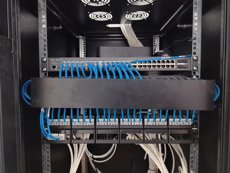 Gabinete de comunicaciones con patch panel y cableado de red en Alegra Cañete