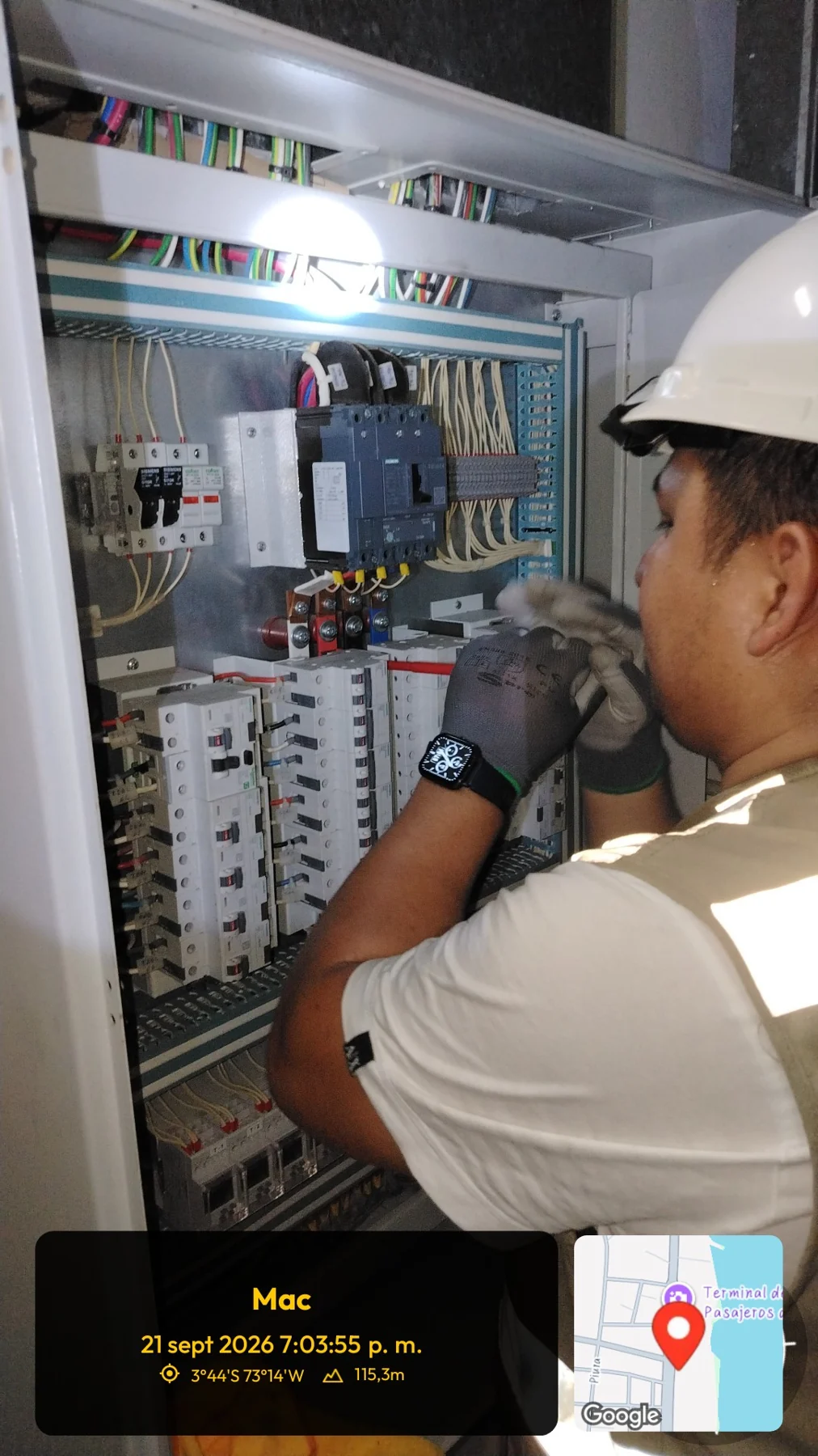 Técnico de JAKC trabajando en un tablero eléctrico de MAC Loreto