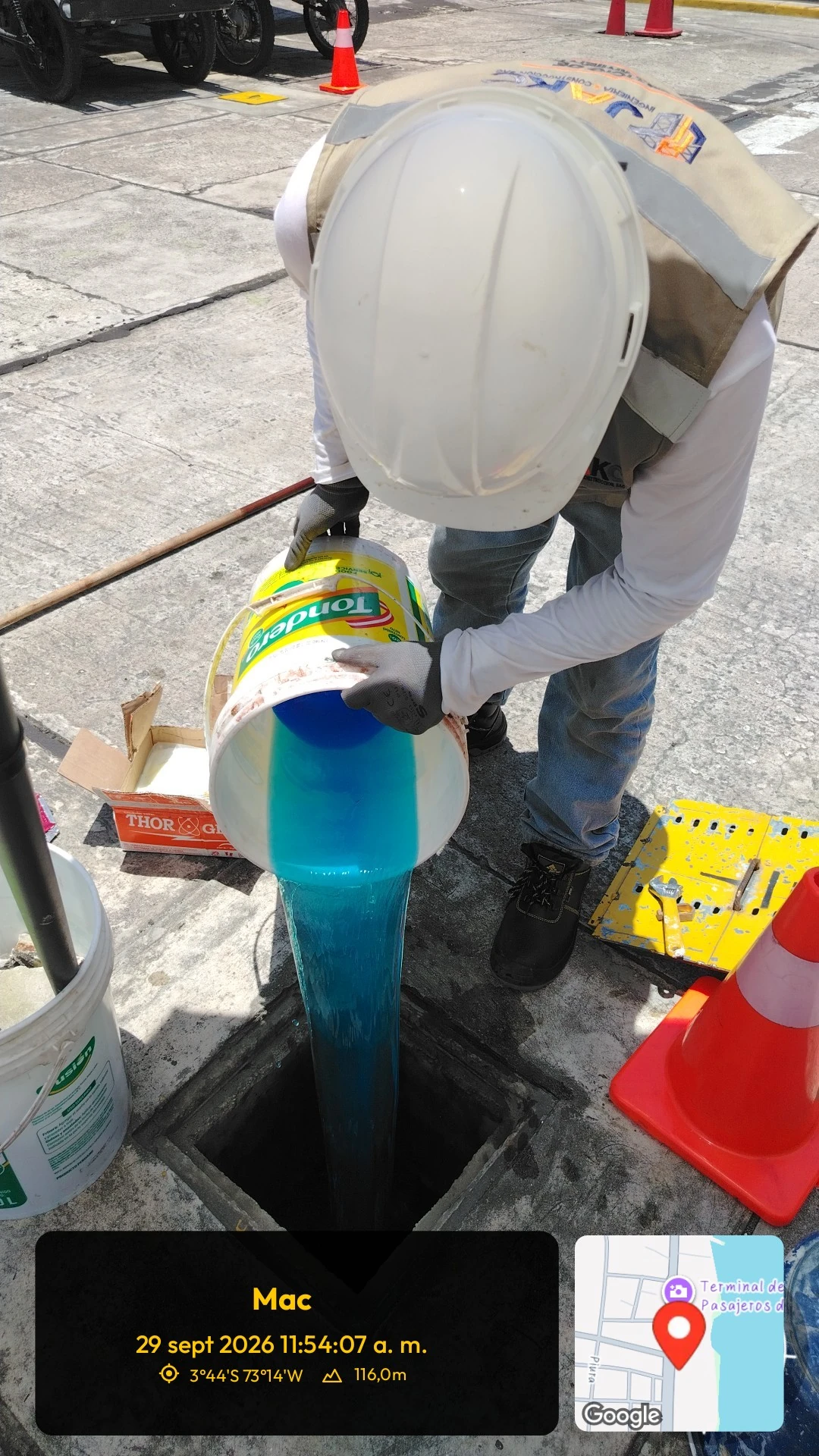 Aplicación de solución azul en el pozo de puesta a tierra